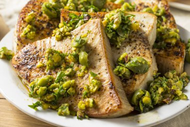 Ev yapımı ızgara Swordfish biftek zeytin tepesi ile