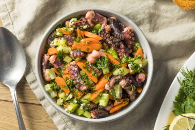 Ev yapımı Akdeniz ahtapot salatası sebze ve sos ile