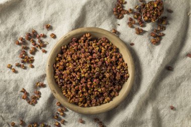 Bir kase içinde ham organik kuru Szechuan karabiber