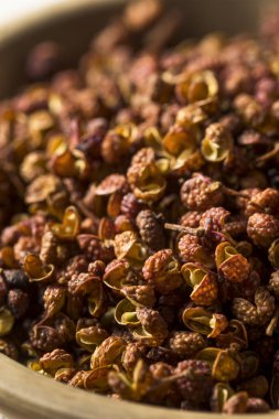 Bir kase içinde ham organik kuru Szechuan karabiber