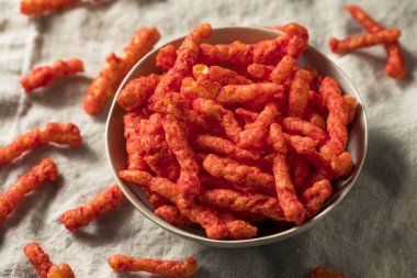 Sağlıksız baharatlı peynir Mısır cips cips yemeye hazır