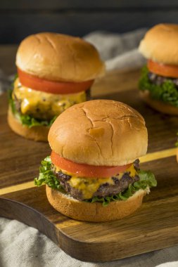 Ev yapımı çizburger kaydırıcıları domates ve marul