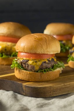 Ev yapımı çizburger kaydırıcıları domates ve marul