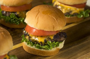Ev yapımı çizburger kaydırıcıları domates ve marul