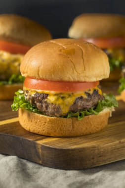 Ev yapımı çizburger kaydırıcıları domates ve marul