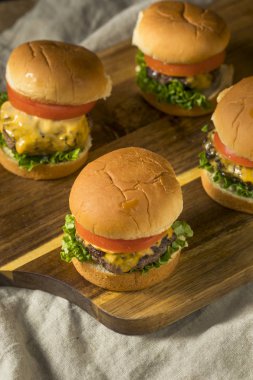 Ev yapımı çizburger kaydırıcıları domates ve marul