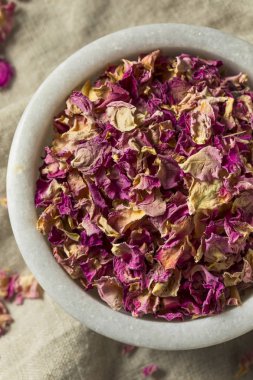 Ham kuru organik gül yaprakları bir kase