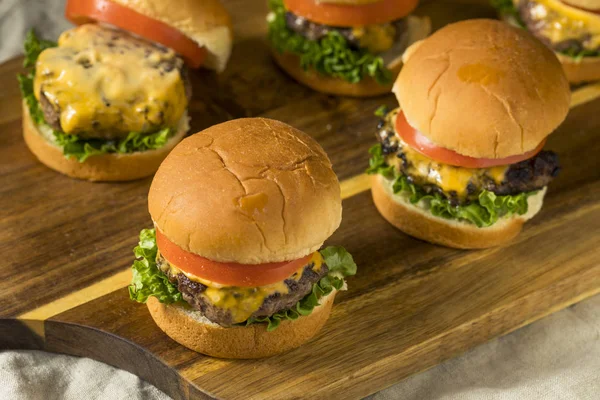 Zelfgemaakte Cheeseburger Schuifregelaars Met Tomaat Sla — Stockfoto