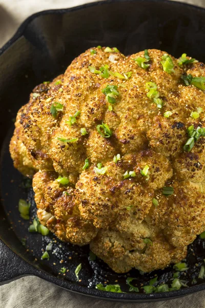 Coliflor Asada Entera Casera Una Sartén —  Fotos de Stock