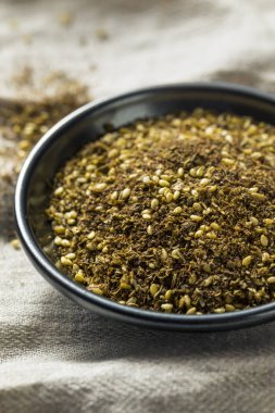 Bir kase içinde ham organik Orta Doğu Zaatar baharatlar