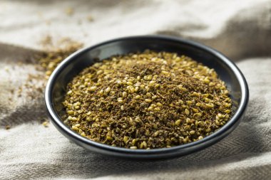 Bir kase içinde ham organik Orta Doğu Zaatar baharatlar