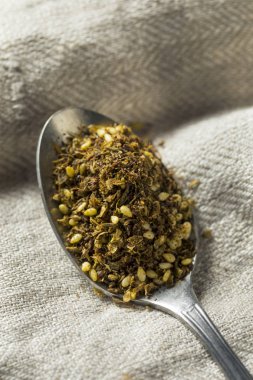 Bir kase içinde ham organik Orta Doğu Zaatar baharatlar