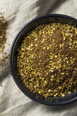 Bir kase içinde ham organik Orta Doğu Zaatar baharatlar