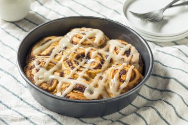 Bir tavada buzlanma ile tatlı ev yapımı tarçın rulo