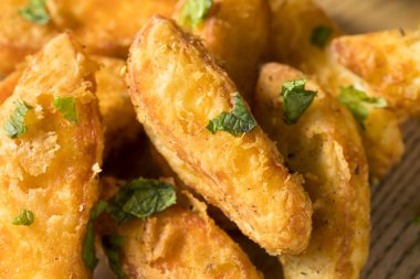 Ev yapımı derin kızarmış Hellim patates yoğurt sos ile