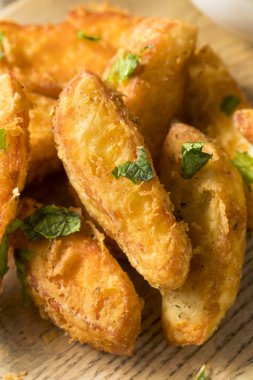 Ev yapımı derin kızarmış Hellim patates yoğurt sos ile