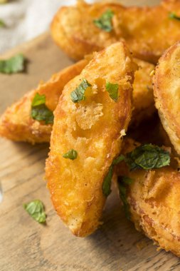 Ev yapımı derin kızarmış Hellim patates yoğurt sos ile