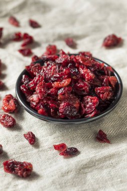 Bir kase içinde ham organik kuru Cranberries