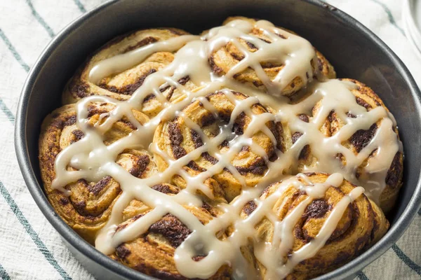 Zoete Zelfgemaakte Kaneel Broodjes Met Slagroom Een Pan — Stockfoto