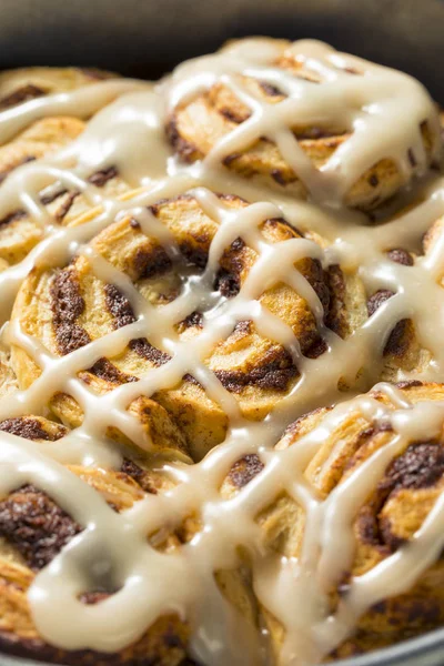 Söta Hembakade Kanelbullar Med Glasyr Kastrull — Stockfoto