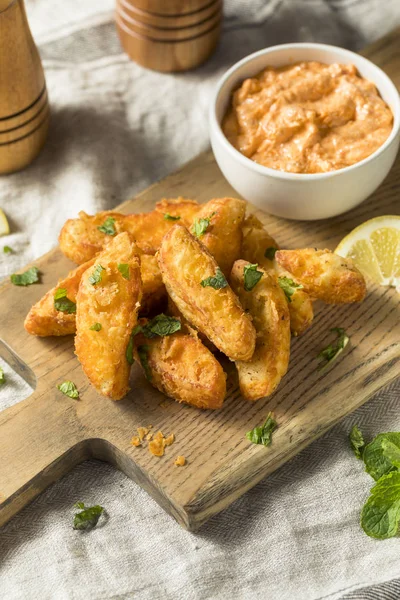 Fritas Halloumi Fritas Profundas Caseras Con Salsa Yogur —  Fotos de Stock