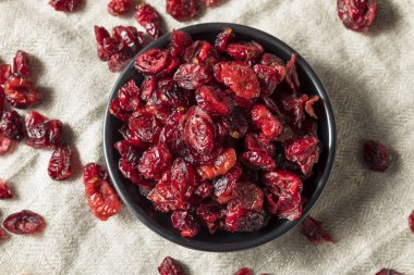 Bir kase içinde ham organik kuru Cranberries