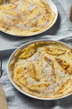 Ev yapımı elma Hollandalı Pannekoek gözleme ile pudra şekeri