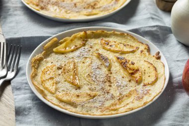 Ev yapımı elma Hollandalı Pannekoek gözleme ile pudra şekeri