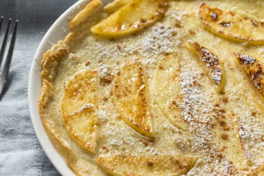 Ev yapımı elma Hollandalı Pannekoek gözleme ile pudra şekeri