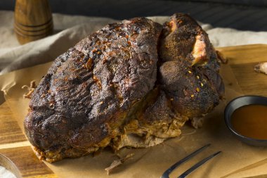 Kavrulmuş domuz eti popo omuz Barbekü sosu ile füme