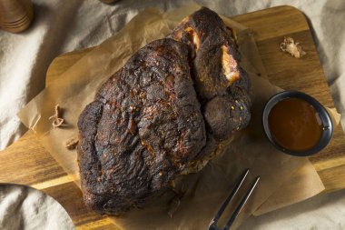 Kavrulmuş domuz eti popo omuz Barbekü sosu ile füme