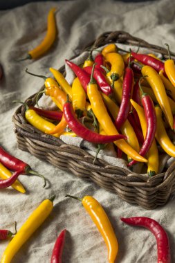 Bir sepet içinde organik çeşitli baharatlı sıcak biber