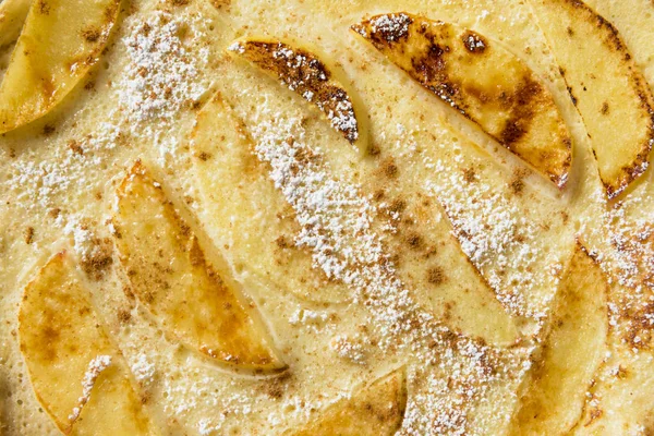 自制苹果荷兰潘内科克煎饼与粉状糖 — 图库照片