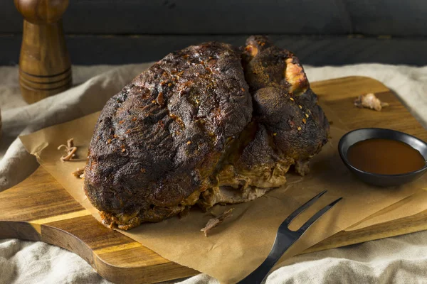 Rökt Rostad Fläsk Butt Axeln Med Barbecuesås — Stockfoto