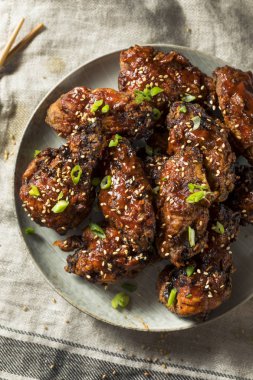 Susam ile ev yapımı baharatlı Kore tavuk kanadı