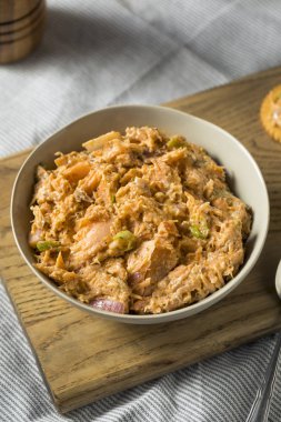 Ev yapımı baharatlı Cajun somon Dip kraker ile