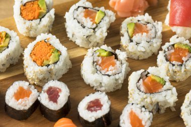 Ev yapımı büyük suşi tabağı Wasabi ve soya sosu ile