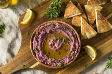 Ev yapımı mor humus zeytinyağı ve pide cips ile