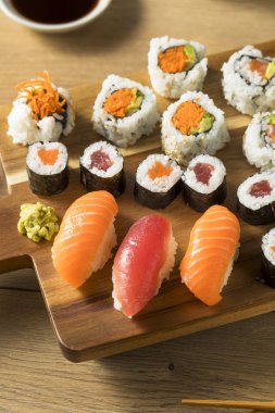 Ev yapımı büyük suşi tabağı Wasabi ve soya sosu ile