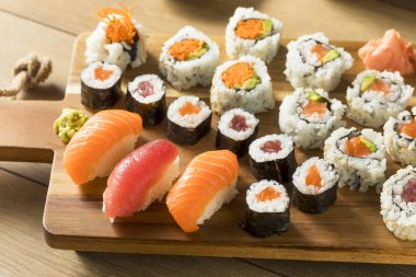 Ev yapımı büyük suşi tabağı Wasabi ve soya sosu ile