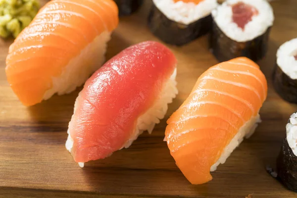 Hausgemachte Riesige Sushi Platte Mit Wasabi Und Sojasauce — Stockfoto