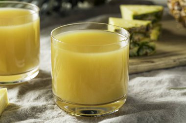 Ham turuncu ananas suyu bir bardak