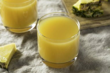 Ham turuncu ananas suyu bir bardak