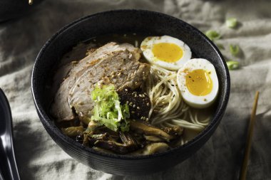 Ev yapımı Japon domuz Tonkotsu Ramen mantar ve yumurta