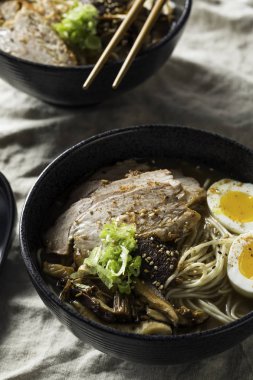 Ev yapımı Japon domuz Tonkotsu Ramen mantar ve yumurta