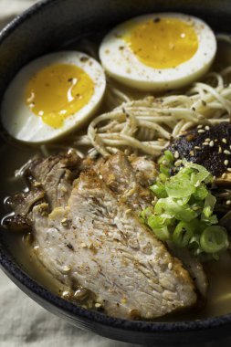 Ev yapımı Japon domuz Tonkotsu Ramen mantar ve yumurta