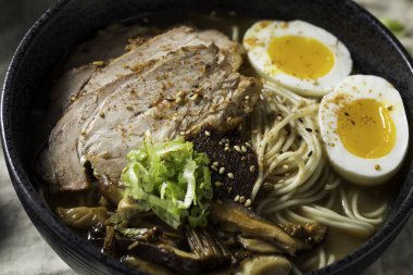 Ev yapımı Japon domuz Tonkotsu Ramen mantar ve yumurta