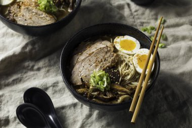 Ev yapımı Japon domuz Tonkotsu Ramen mantar ve yumurta