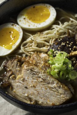 Ev yapımı Japon domuz Tonkotsu Ramen mantar ve yumurta