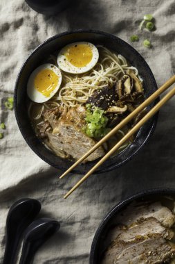 Ev yapımı Japon domuz Tonkotsu Ramen mantar ve yumurta